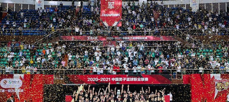 一个归天议员的家人无意中发现了议员的一件遗物——一卷8毫米的影片，里面居然有女孩被虐杀的全部进程，因而交给了一位私人侦察汤姆威勒（Nicolas Cage尼古拉斯•凯奇饰）查询拜访本相。汤姆威勒原本安静的糊口起头危机四伏。汤姆威勒一步步破解本相的进程，亦是一步步堕入泥潭的进程。可是影片中目生女子的受虐悲剧在他脑中挥之不往。良知促使他在凶恶的本相眼前变得无惧。但认真相揭穿之时，世间的丑陋不胜得令汤姆威勒也堕入了惊骇……